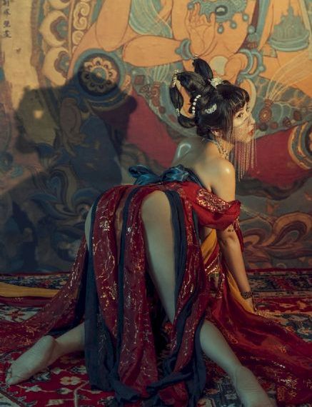 美女露屁屁和奶头全身_高清在线观看高清